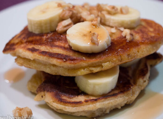 Banana-Pancakes mit Ahornsirup und Walnüssen | Rezept auf www.wallygusto.de