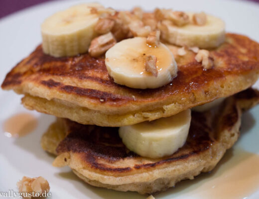 Banana-Pancakes mit Ahornsirup und Walnüssen | Rezept auf www.wallygusto.de