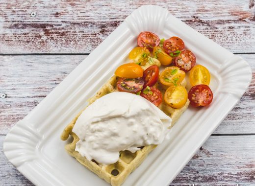 Basilikumwaffeln mit bunten Cocktailtomaten & Burrata | Rezept auf www.wallygusto.de
