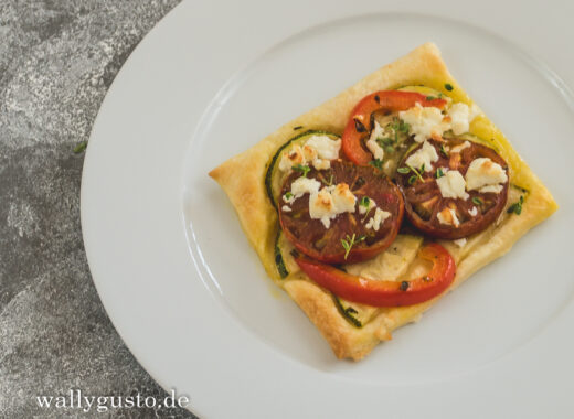 Blätterteig mit Zucchini, Paprika und Tomaten | Rezept auf www.wallygusto.de