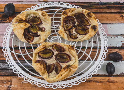 Schnelle Blätterteigteilchen mit Zwetschgen und Quark | Rezept auf www.wallygusto.de