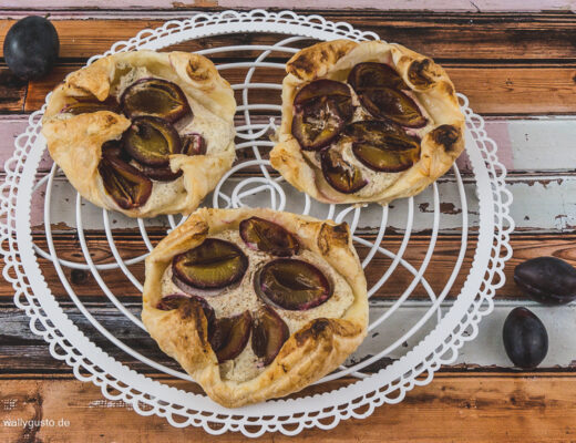 Schnelle Blätterteigteilchen mit Zwetschgen und Quark | Rezept auf www.wallygusto.de
