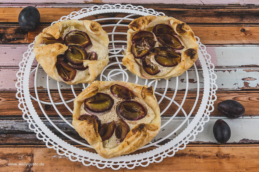 Schnelle Blätterteigteilchen mit Zwetschgen und Quark | Rezept auf www.wallygusto.de