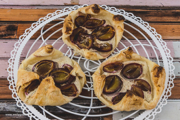 Schnelle Blätterteigteilchen mit Zwetschgen und Quark