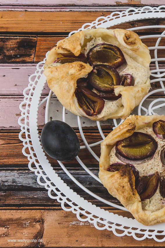 Schnelle Blätterteigteilchen mit Zwetschgen und Quark | Rezept auf www.wallygusto.de
