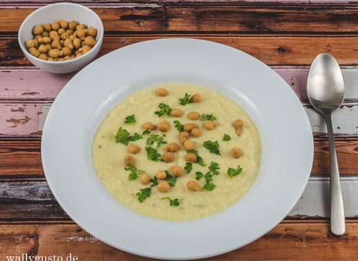 Vegane Blumenkohlsuppe mit Backerbsen | Rezept auf www.walllygusto.de
