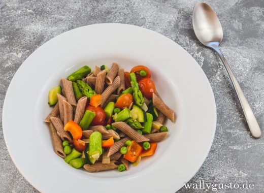 Bunte Nudelpfanne mit grünem Spargel | Rezept auf www.wallygusto.de