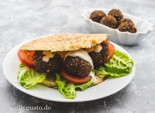 Falafel Sandwich mit Tahini-Joghurt-Sauce | Rezept auf www.wallygusto.de