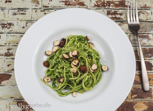 Feldsalat-Pesto mit Haselnüssen & Zitrone | Rezept auf www.wallygusto.de