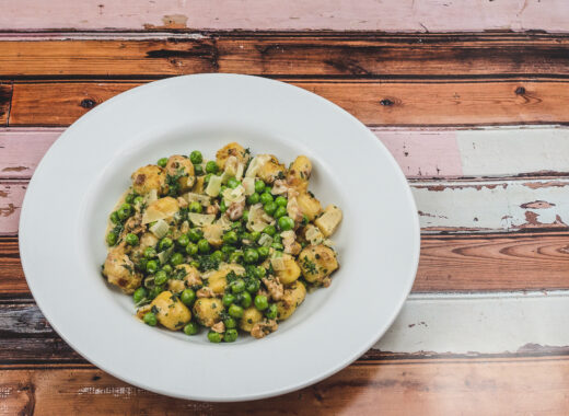 Gnocchi in sahniger Erbsen-Kräuter-Sauce mit Walnüssen | Rezept auf www.wallygusto.de