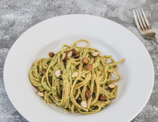 Grünes Spargel-Pesto mit gerösteten Haselnüssen - Rezept auf www.wallygusto.de