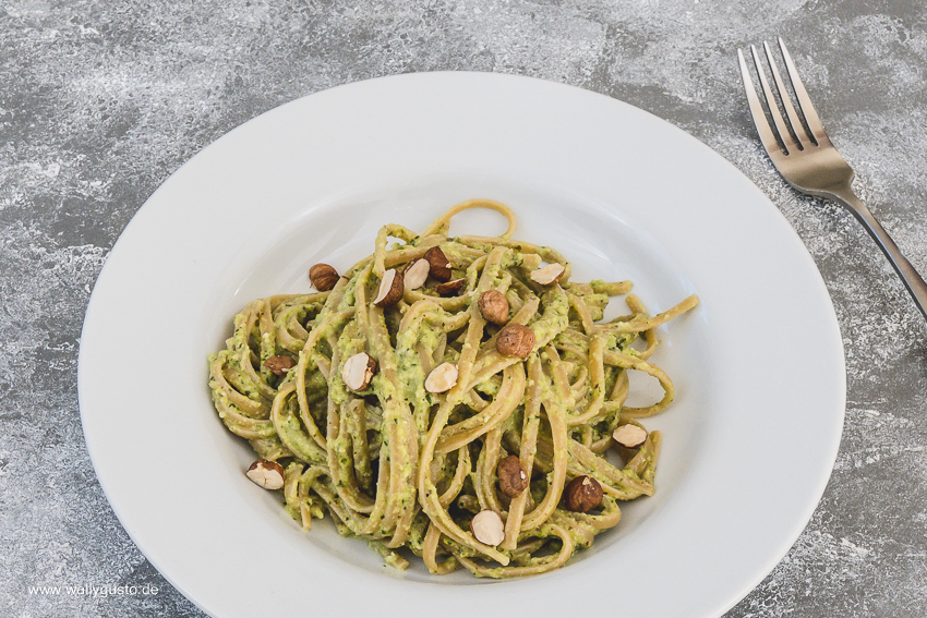 Grünes Spargel-Pesto mit gerösteten Haselnüssen - Rezept auf www.wallygusto.de