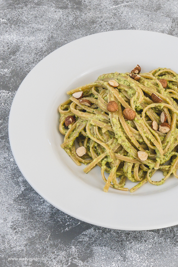 Grünes Spargel-Pesto mit gerösteten Haselnüssen - Rezept auf www.wallygusto.de