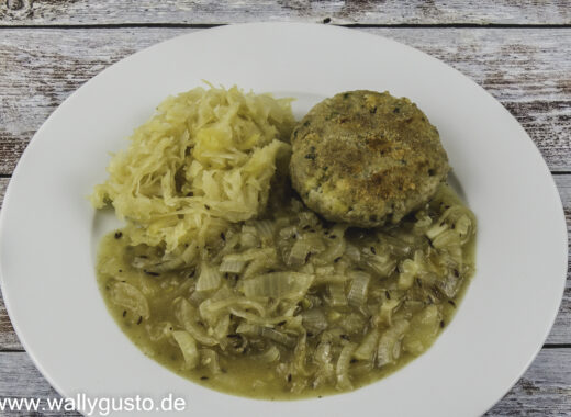 Kaspressknödel mit Sauerkraut und Zwiebelsauce | Rezept auf www.wallygusto.de