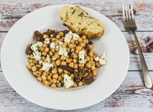 Kichererbsensalat mit getrockneten Tomaten und Feta | Rezept auf www.wallygusto.de