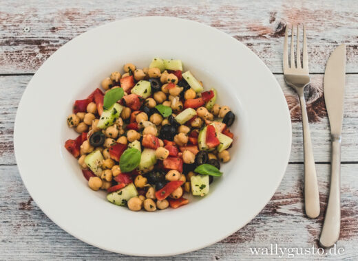 Kichererbsensalat mit Paprika, Gurke und schwarzen Oliven | Rezept auf www.wallygusto.de