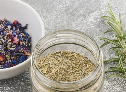Kräutersalz mit getrockneten Kräutern und Blüten | Rezept auf www.wallygusto.de