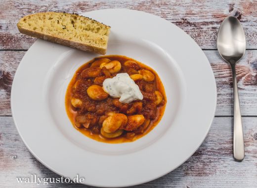 Kuru Fasulye - Türkischer Bohneneintopf mit Minzjoghurt | Rezept auf www.wallygusto.de