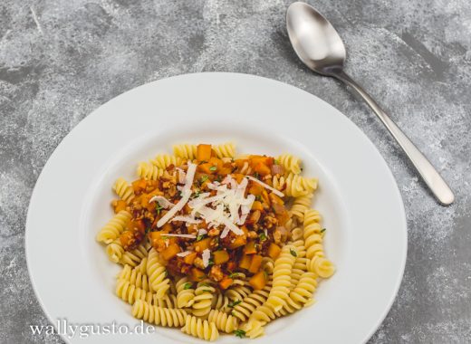 Kürbis-Bolognese mit frischem Thymian | Rezept auf www.wallygusto.de