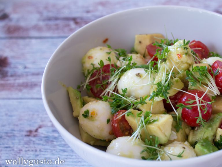 Mozzarella-Tomaten-Salat mit Avocado – Wallygusto