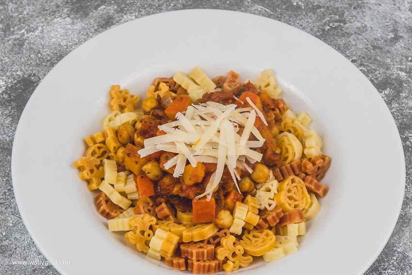 Pasta mit Kürbis, Kichererbsen & Tomaten - Rezept auf www.wallygusto.de