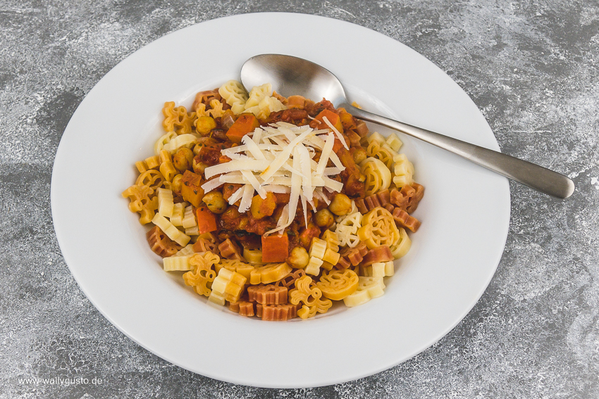 Pasta mit Kürbis, Kichererbsen & Tomaten - Rezept auf www.wallygusto.de