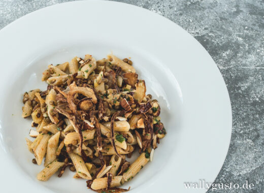 Pasta mit Linsen und karamelisierten Zwiebeln - Rishtaya Bi Adas | Rezept auf www.wallygusto.de