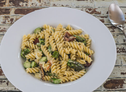 Pasta alla Tricolore - vegane Pasta mit grünem Spargel & getrockneten Tomaten | Rezept auf www.wallygusto.de