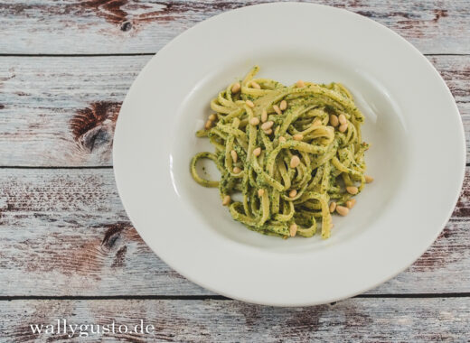 Pesto mit Zitronenmelisse & Minze | Rezept auf www.wallygusto.de