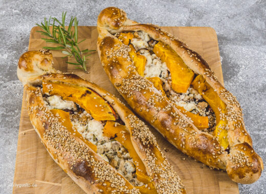 Pide mit Kürbis-Walnuss-Käse-Füllung | Rezept auf www.wallygusto.de