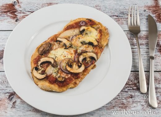 Pinsa mit Birnen, Pilzen und Gorgonzola | Ein vegetarisches Rezept auf www.wallygusto.de