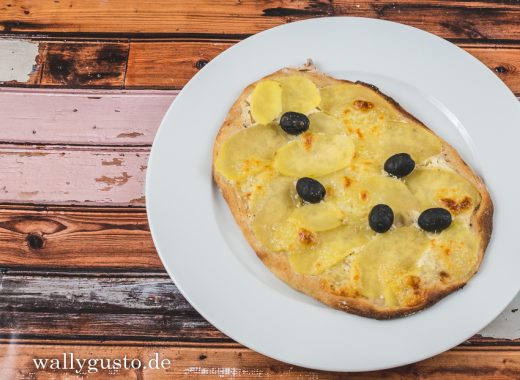 Pinsa mit Kartoffeln und schwarzen Oliven | Rezept auf www.wallygusto.de