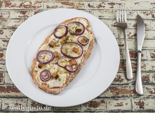 Pizza mit Sauerrahm, Fenchel und Räuchertofu | Rezept auf www.wallygusto.de
