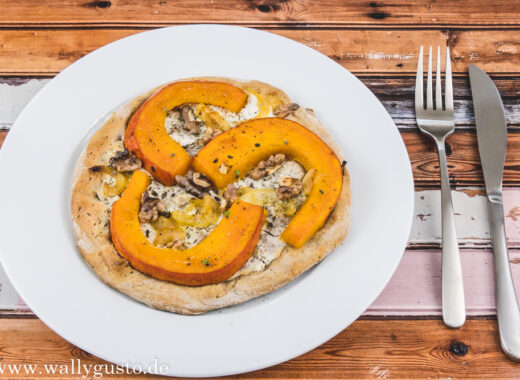 Pizza mit Kürbis, Ziegenkäse und Walnüssen | Rezept auf www.wallygusto.de