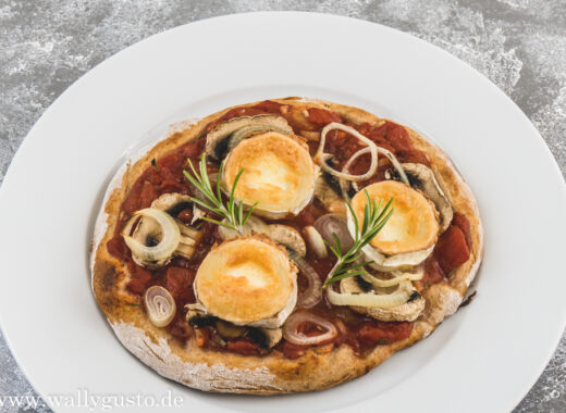 Pizza mit Pilzen und Ziegenkäse | Rezept auf www.wallygusto.de