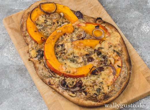 Pizza aus Sauerteig mit Kürbis, Haselnüssen und Gorgonzola | Rezept auf www.wallygusto.de