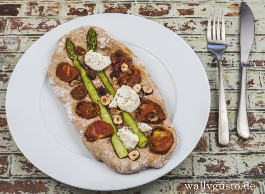 Pizza aus Sauerteig mit Spargel und Tomaten | Rezept auf www.wallygusto.de