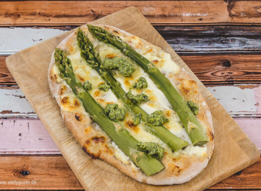 Pizza mit grünem Spargel und Pesto | Rezept auf www.wallygusto.de