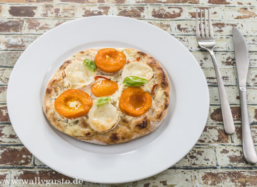 Pizza mit Aprikosen und Ziegenkäse | Rezept auf www.wallygusto.de