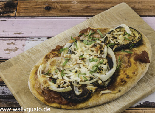 Pizza mit Aubergine, Zwiebeln und geräuchertem Ricotta | Rezept auf www.wallygusto.de