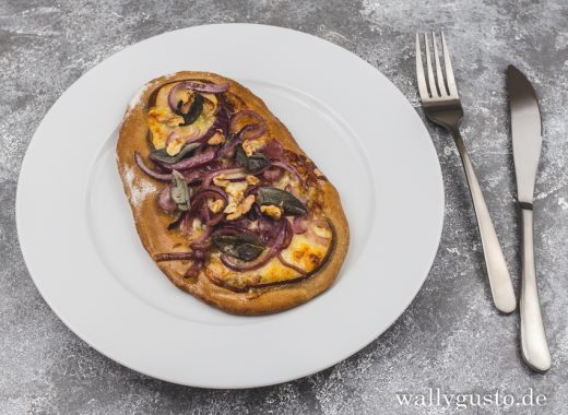 Pizza mit Birne, Gorgonzola & roten Zwiebeln | Rezept auf www.wallygusto.de
