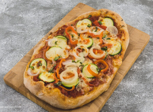 Pizza mit Paprika und Zucchini | Rezept auf www.wallygusto.de
