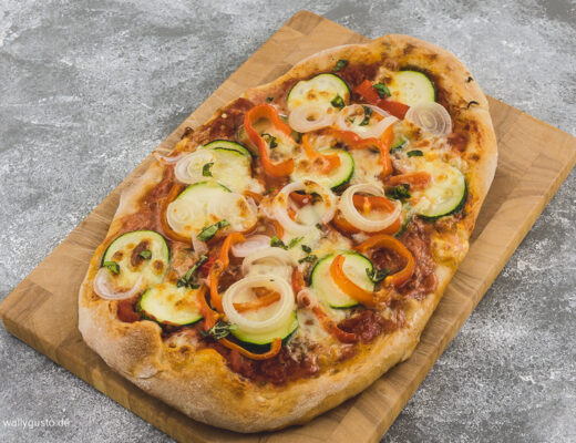Pizza mit Paprika und Zucchini | Rezept auf www.wallygusto.de