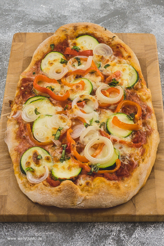 Pizza mit Paprika und Zucchini | Rezept auf www.wallygusto.de