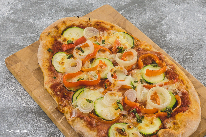 Pizza mit Paprika und Zucchini | Rezept auf www.wallygusto.de