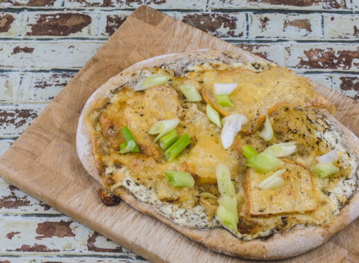 Bier-Pizza mit Sauerkraut, Limburger und Majoran-Sahne | Rezept auf www.wallygusto.de
