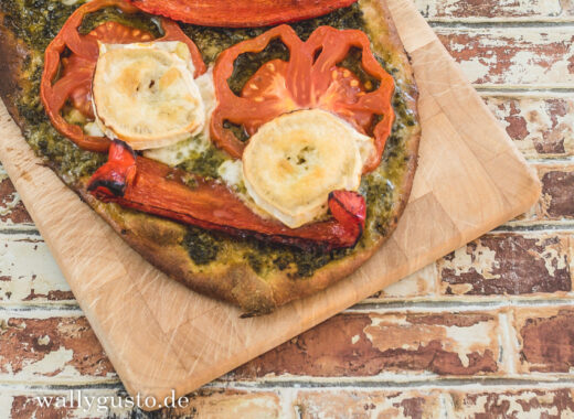 Pizza mit gegrillter Paprika, Ziegenkäse & Basilikum | Rezept auf www.wallygusto.de