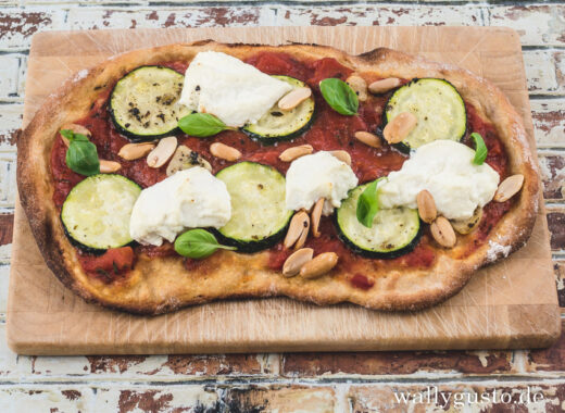 Pizza mit Zucchini, Erdnuss & Ricotta | Rezept auf www.wallygusto.de