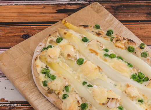 Pizza mit weißem Spargel und Erbsen | Rezept auf www.wallygusto.de