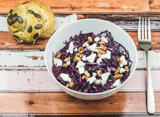 Rotkohlsalat mit Walnüssen & Feta | Rezept auf www.wallygusto.de
